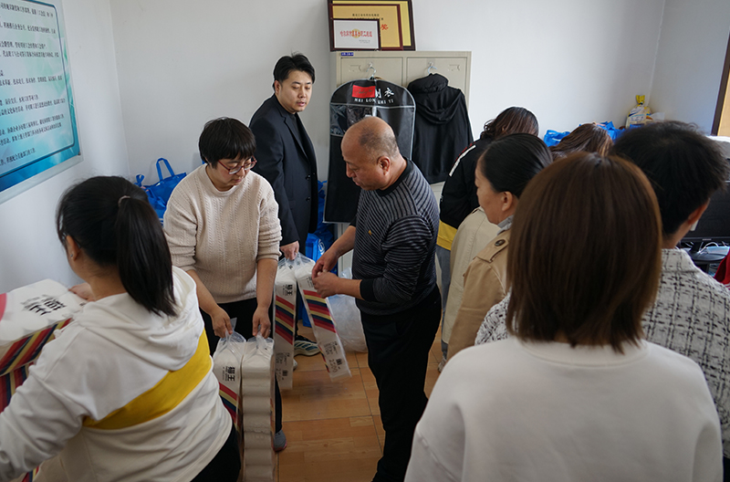 二公司发放劳动节生活用品
